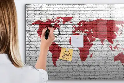 Tablica magnetyczna z pisakiem z motywem mapy świata na ceglanej ścianie
