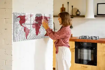 Tablica magnetyczna z pisakiem z motywem mapy świata na ceglanej ścianie