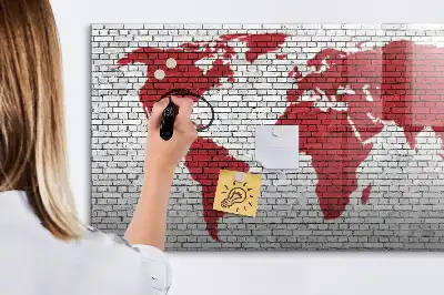 Tablica magnetyczna z pisakiem z motywem mapy świata na ceglanej ścianie