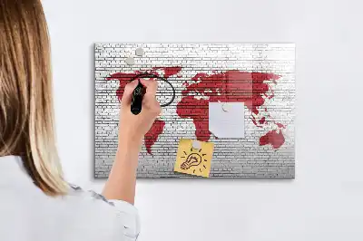 Tablica magnetyczna z pisakiem z motywem mapy świata na ceglanej ścianie