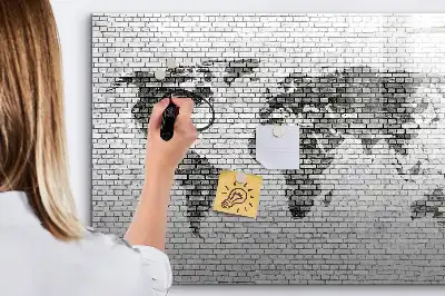 Tablica magnetyczna z motywem mapy świata na ceglanej ścianie