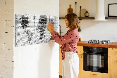 Tablica magnetyczna z motywem mapy świata na ceglanej ścianie