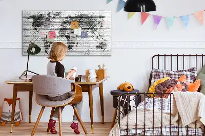 Tablica magnetyczna z motywem mapy świata na ceglanej ścianie