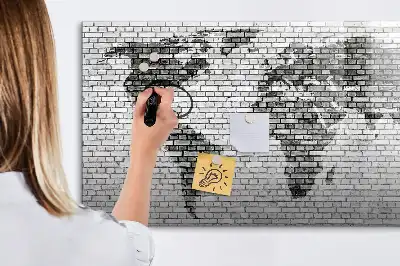 Tablica magnetyczna z motywem mapy świata na ceglanej ścianie