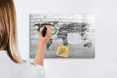 Tablica magnetyczna z motywem mapy świata na ceglanej ścianie