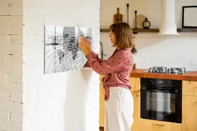 Tablica magnetyczna z motywem mapy świata na ceglanej ścianie