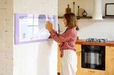 Różowy planer roczny z tablicą magnetyczną i pisakiem