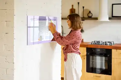 Różowy planer roczny z tablicą magnetyczną i pisakiem