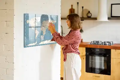Mapa świata vintage z tablicą magnetyczną i pisakiem