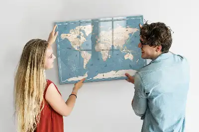 Mapa świata vintage z tablicą magnetyczną i pisakiem