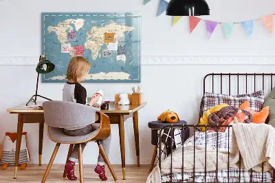 Mapa świata vintage z tablicą magnetyczną i pisakiem