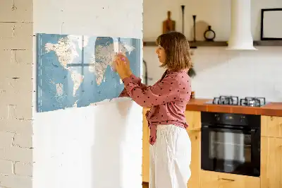 Mapa świata vintage z tablicą magnetyczną i pisakiem
