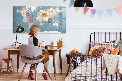 Mapa świata vintage z tablicą magnetyczną i pisakiem