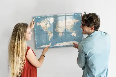 Mapa świata vintage z tablicą magnetyczną i pisakiem