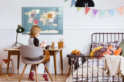 Mapa świata vintage z tablicą magnetyczną i pisakiem