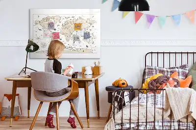 Mapa świata vintage z tablicą magnetyczną i pisakiem
