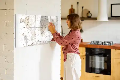 Mapa świata vintage z tablicą magnetyczną i pisakiem