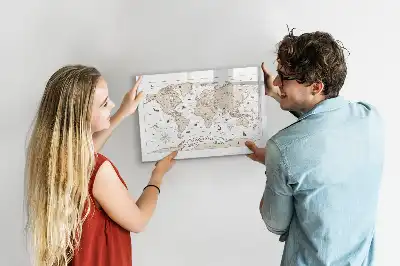 Mapa świata vintage z tablicą magnetyczną i pisakiem