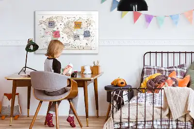 Mapa świata vintage z tablicą magnetyczną i pisakiem