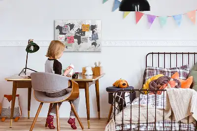 Tablica magnetyczna z motywem mapy świata na betonie