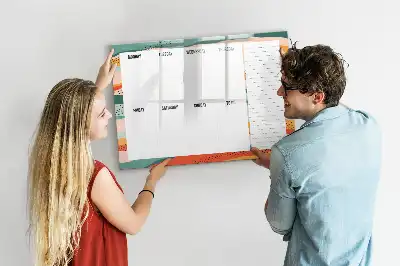 Planer tygodniowy w stylu retro z tablicą magnetyczną i pisakiem