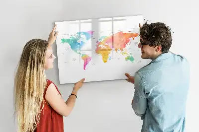 Akwarelowa mapa świata z tablicą magnetyczną i pisakiem