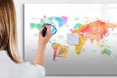 Akwarelowa mapa świata z tablicą magnetyczną i pisakiem