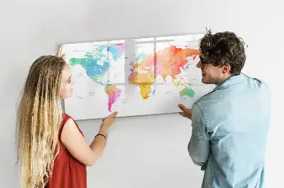 Akwarelowa mapa świata z tablicą magnetyczną i pisakiem