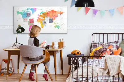 Akwarelowa mapa świata z tablicą magnetyczną i pisakiem