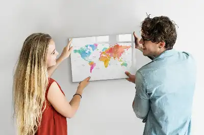 Akwarelowa mapa świata z tablicą magnetyczną i pisakiem