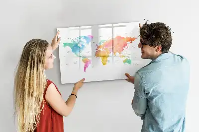 Akwarelowa mapa świata z tablicą magnetyczną i pisakiem