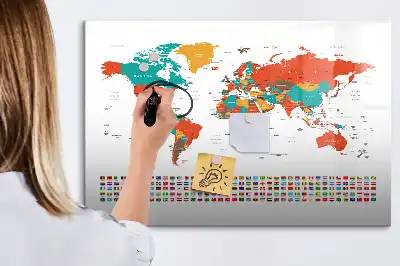 Kolorowa mapa świata z tablicą magnetyczną i pisakiem
