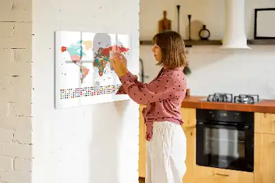 Kolorowa mapa świata z tablicą magnetyczną i pisakiem