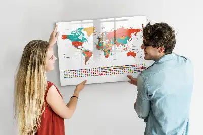 Kolorowa mapa świata z tablicą magnetyczną i pisakiem