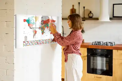 Kolorowa mapa świata z tablicą magnetyczną i pisakiem