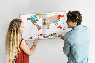Kolorowa mapa świata z tablicą magnetyczną i pisakiem