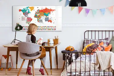 Kolorowa mapa świata z tablicą magnetyczną i pisakiem