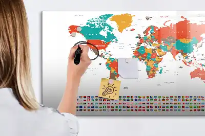 Kolorowa mapa świata z tablicą magnetyczną i pisakiem