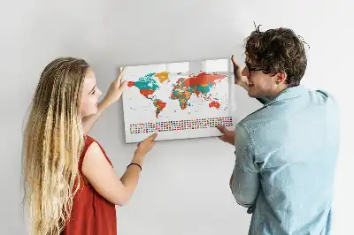 Kolorowa mapa świata z tablicą magnetyczną i pisakiem
