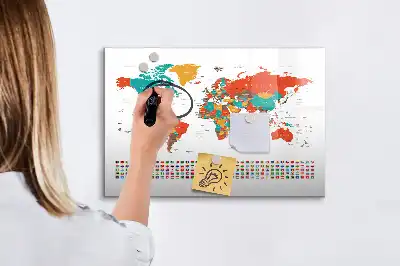 Kolorowa mapa świata z tablicą magnetyczną i pisakiem