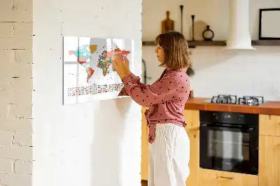 Kolorowa mapa świata z tablicą magnetyczną i pisakiem