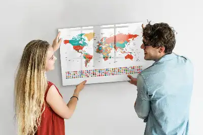 Kolorowa mapa świata z tablicą magnetyczną i pisakiem