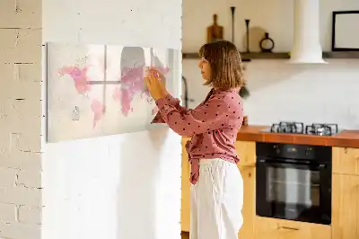 Akwarelowa mapa świata z tablicą magnetyczną i pisakiem