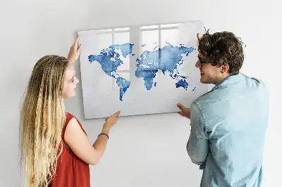 Akwarelowa mapa świata z tablicą magnetyczną i pisakiem