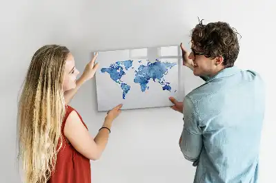 Akwarelowa mapa świata z tablicą magnetyczną i pisakiem