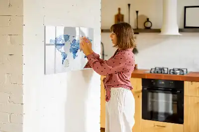 Akwarelowa mapa świata z tablicą magnetyczną i pisakiem