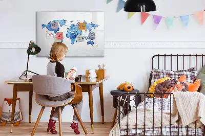 Akwarelowa mapa świata z tablicą magnetyczną i pisakiem