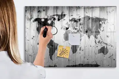 Mapa świata na drewnie z tablicą magnetyczną i pisakiem