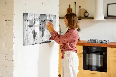 Mapa świata na drewnie z tablicą magnetyczną i pisakiem