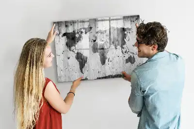 Mapa świata na drewnie z tablicą magnetyczną i pisakiem